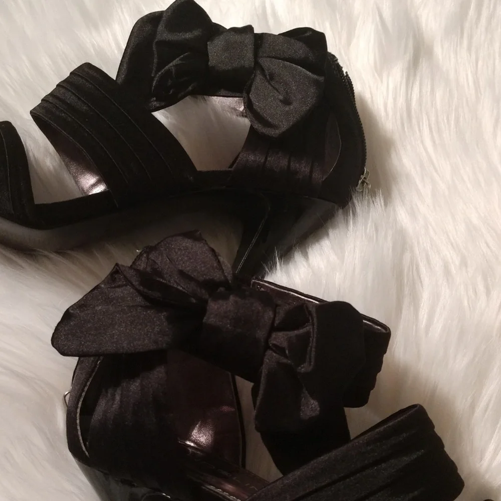 Black Bandolino Heels with Bow Sexy Strappy sz 8